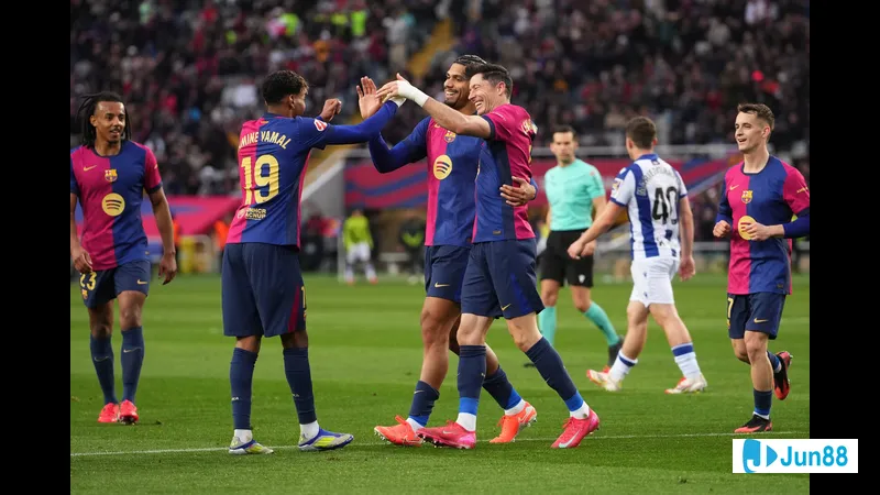 Cầu thủ Barca vượt qua hậu vệ Real Sociedad với sự tinh tế và tốc độ