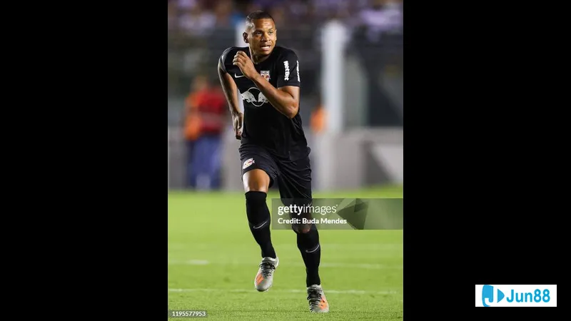 Cầu thủ Bragantino với sự quyết tâm chống lại sự áp đảo của đối thủ Santos