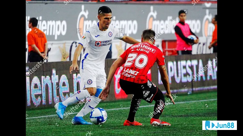 Cầu thủ Club Tijuana với bóng đấu với hậu vệ của Cruz Azul trong trận đấu