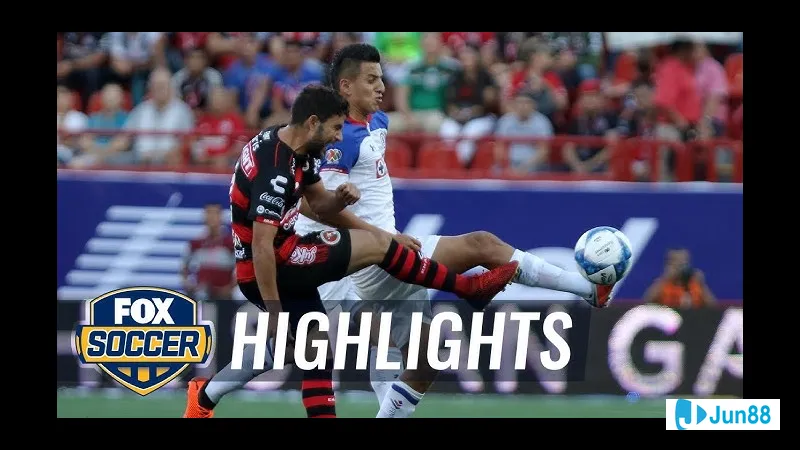 Cầu thủ của Club Tijuana cố gắng ngăn chặn cầu thủ của Cruz Azul trong trận đấu bóng đá