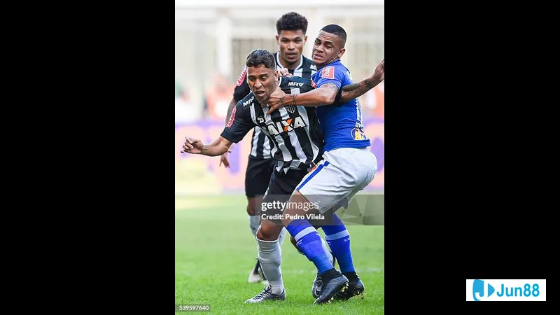 Hành động trong trận đấu giữa Cruzeiro và Atletico Hành động trong trận đấu giữa Cruzeiro và Atletico