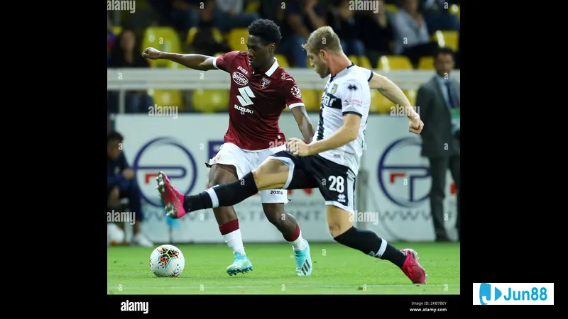 Cầu thủ Parma tạo ra cơ hội nguy hiểm trước khung thành Torino