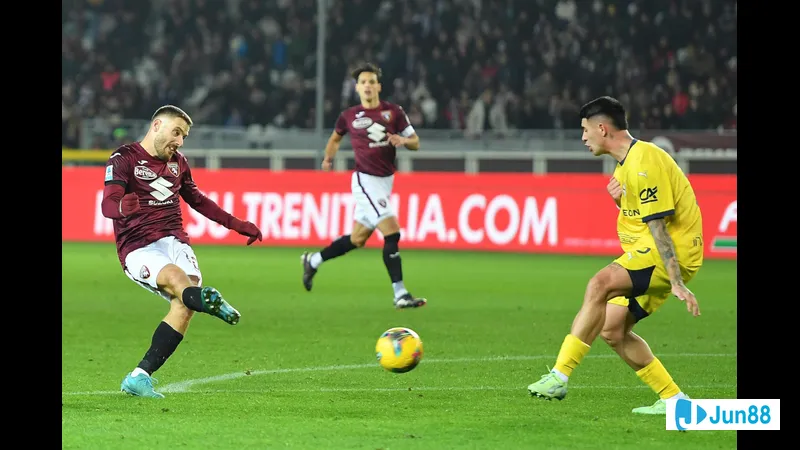 Cầu thủ Parma vượt qua hậu vệ Torino bằng kỹ thuật đi bóng tinh tế.